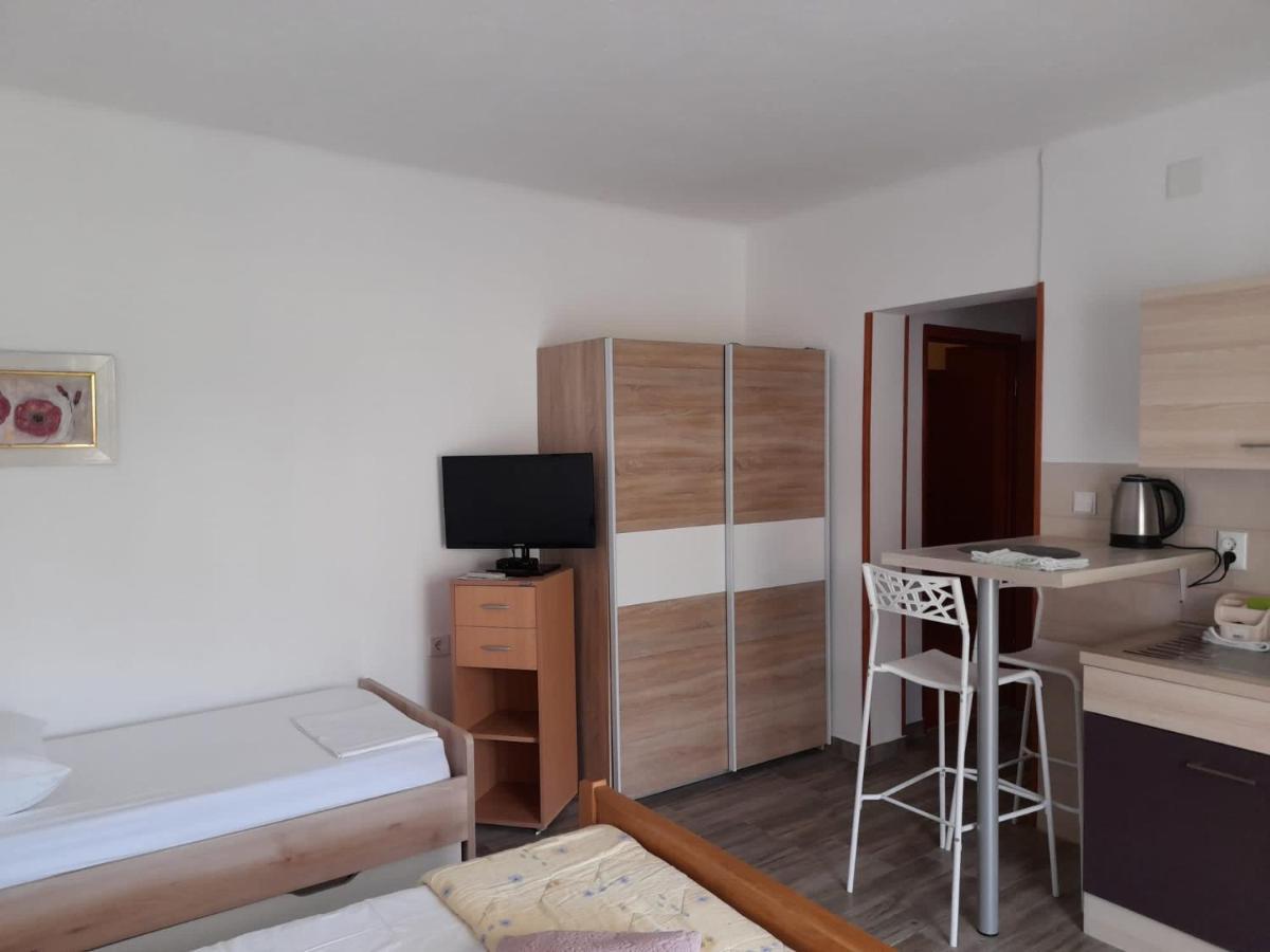 Rooms & Apartments Kaurloto باغ المظهر الخارجي الصورة