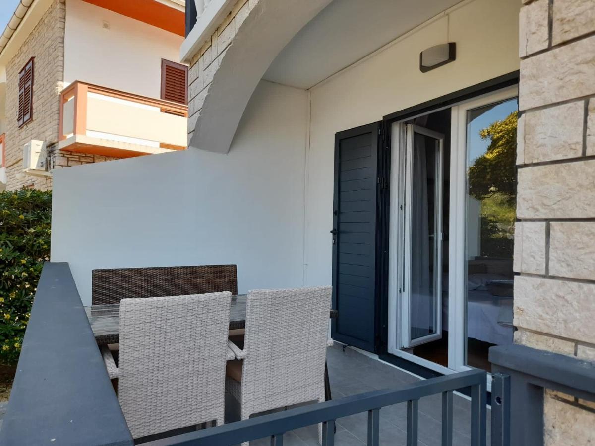 Rooms & Apartments Kaurloto باغ المظهر الخارجي الصورة