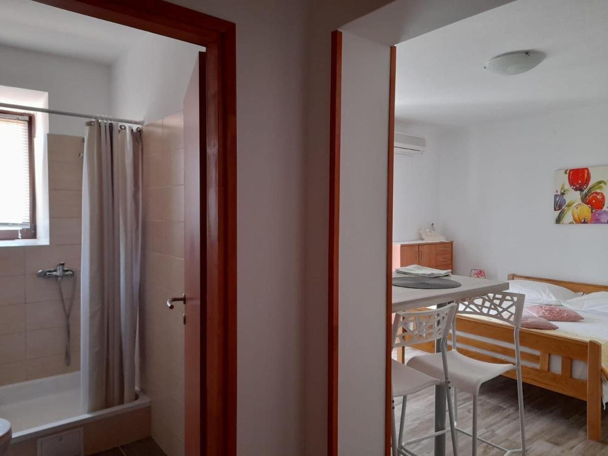 Rooms & Apartments Kaurloto باغ المظهر الخارجي الصورة