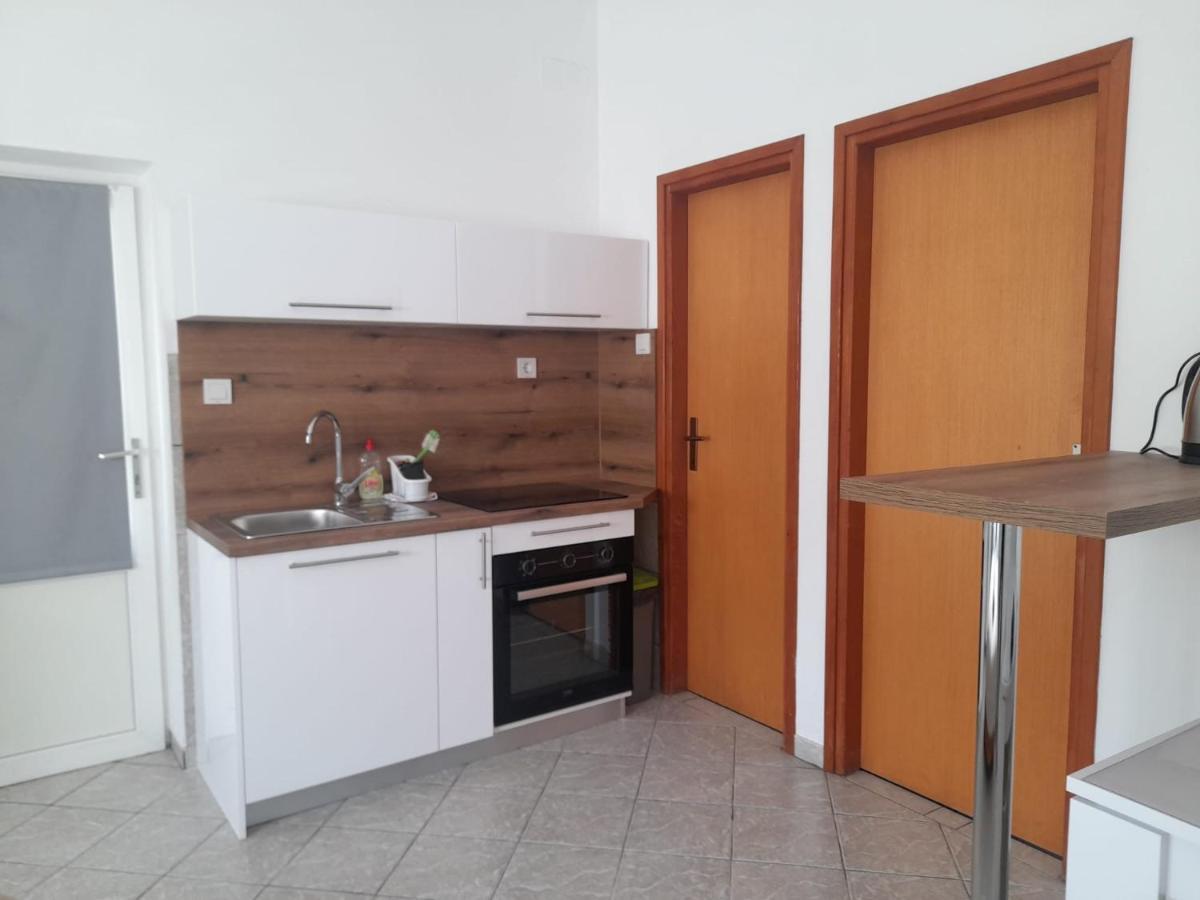 Rooms & Apartments Kaurloto باغ المظهر الخارجي الصورة