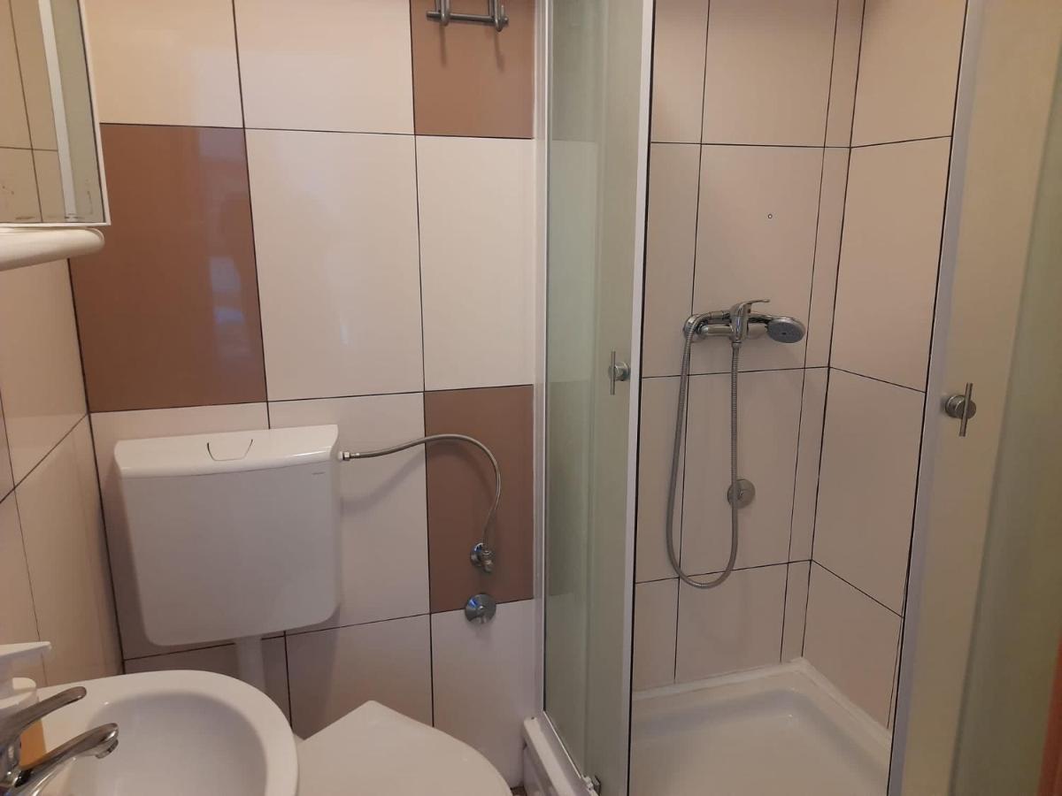 Rooms & Apartments Kaurloto باغ المظهر الخارجي الصورة