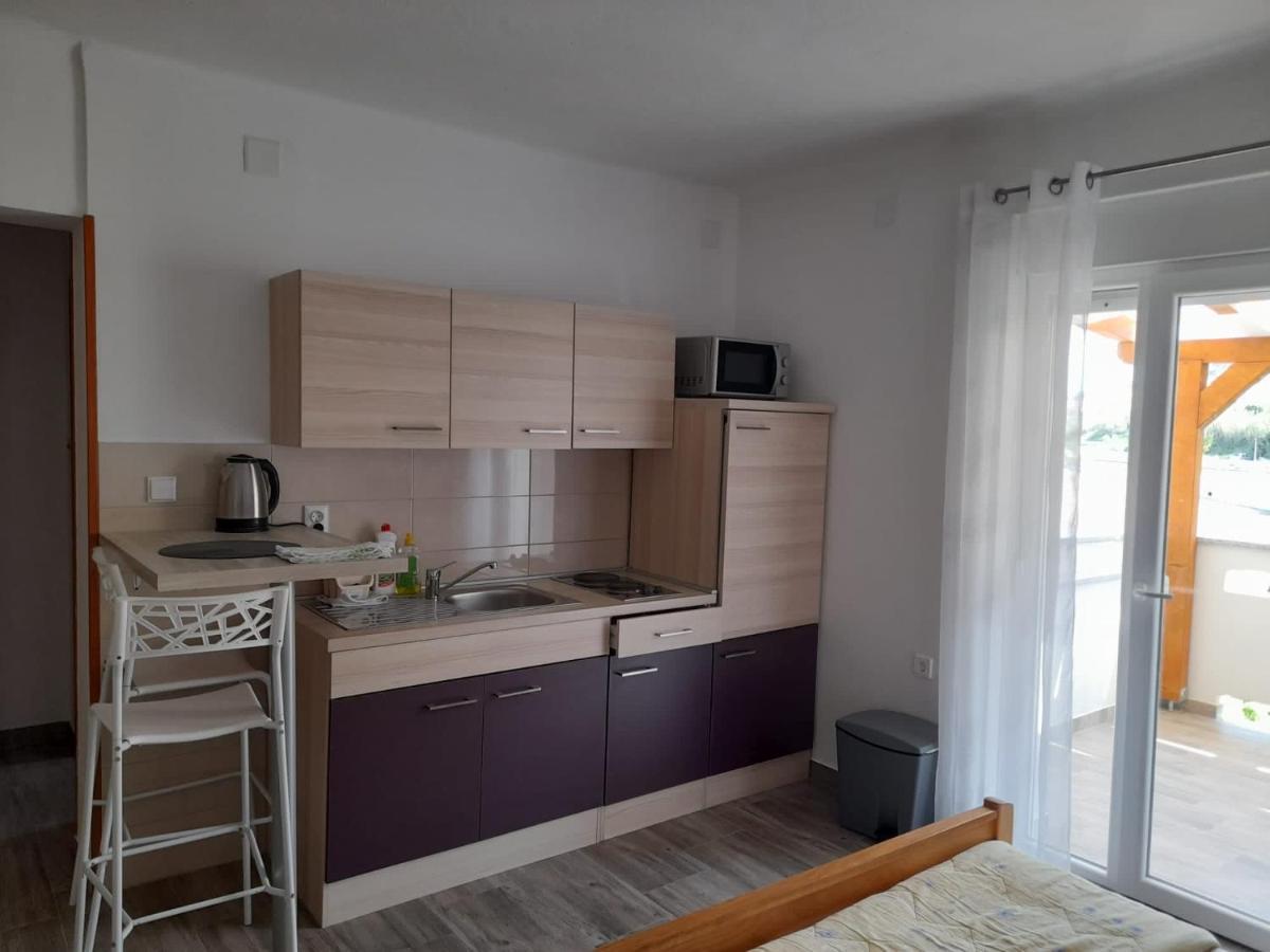 Rooms & Apartments Kaurloto باغ المظهر الخارجي الصورة