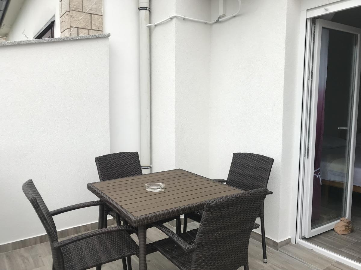 Rooms & Apartments Kaurloto باغ المظهر الخارجي الصورة