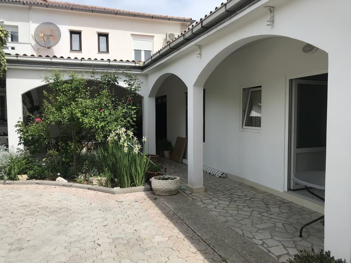 Rooms & Apartments Kaurloto باغ المظهر الخارجي الصورة